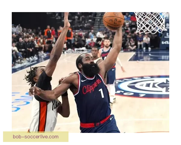 哈登关键时刻挺身而出率队六人得分上双锁定胜利